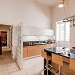 Апартаменты Apt-prime Location 3bed By Homely
